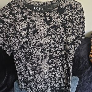 π5/$20π LOFT Black Floral Short Sleeve Tee